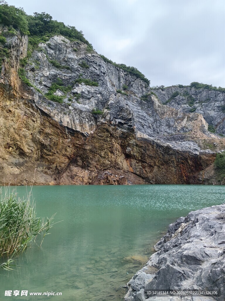 山间碧湖自然美景如画