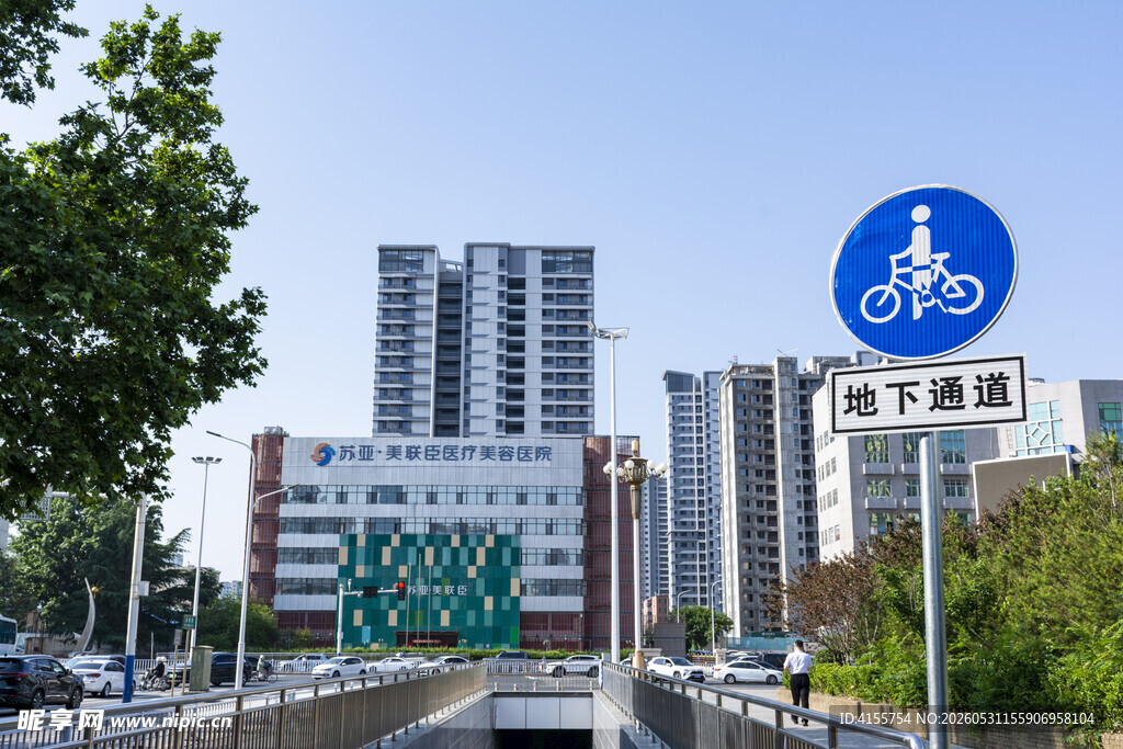 城市自行车道与现代建筑景观