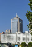 城市高楼与低层建筑景观