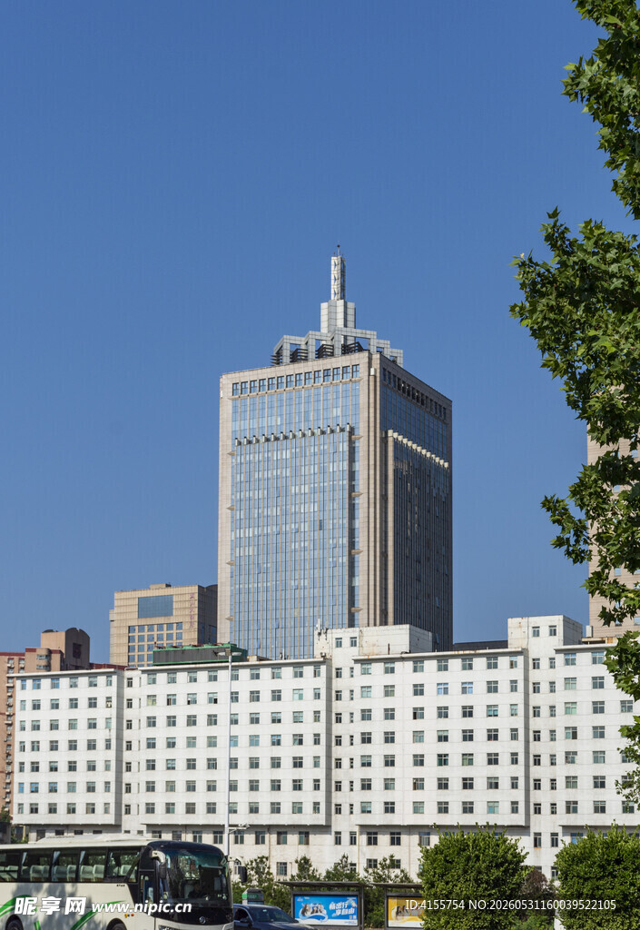 城市高楼与低层建筑景观