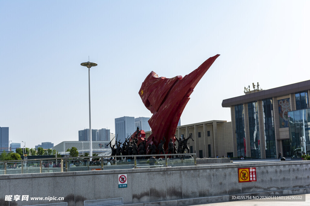 城市中红色雕塑艺术景观