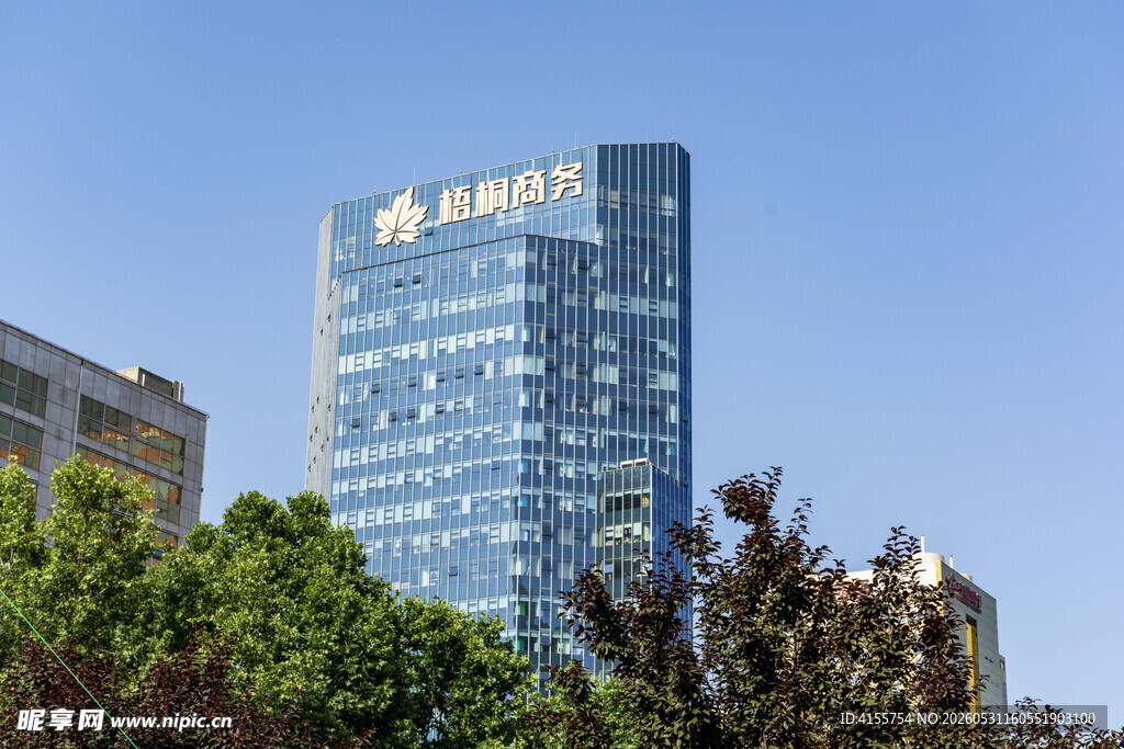 高楼大厦前绿树环绕