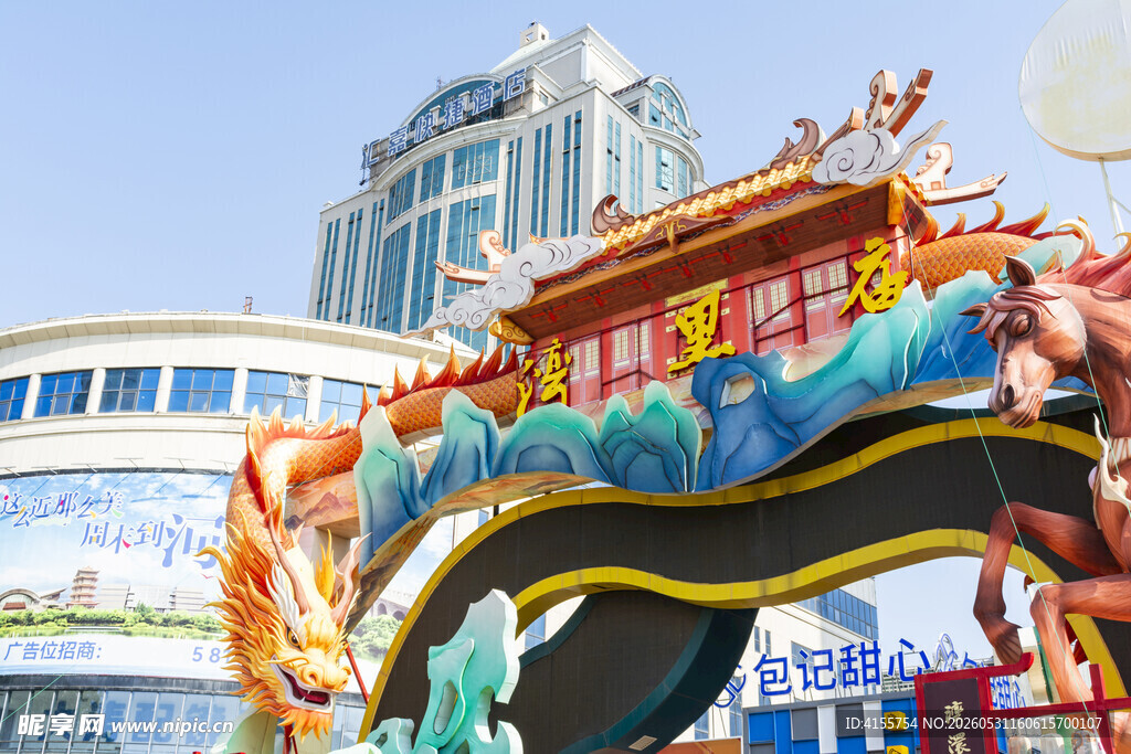 色彩绚丽的龙形游乐设施