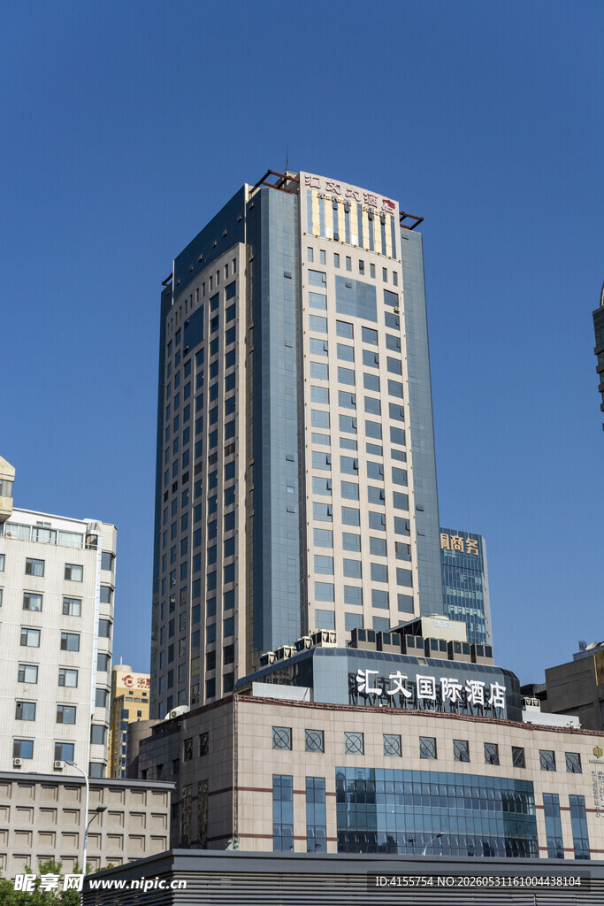 城市中高耸的现代化大楼