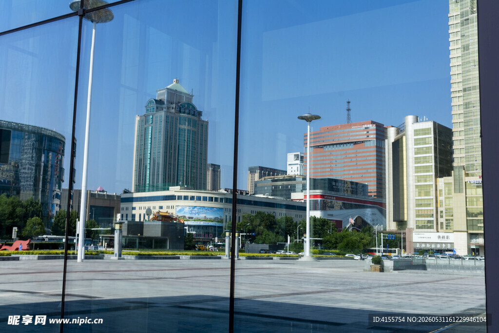 城市玻璃幕墙外的建筑景观