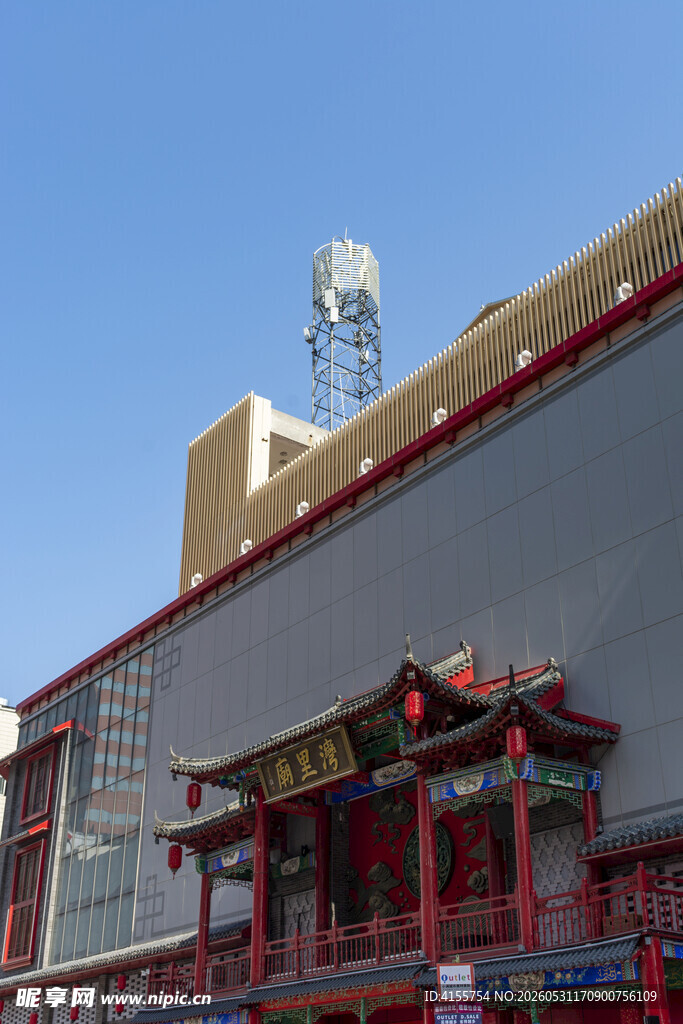 中式建筑与现代设施相映