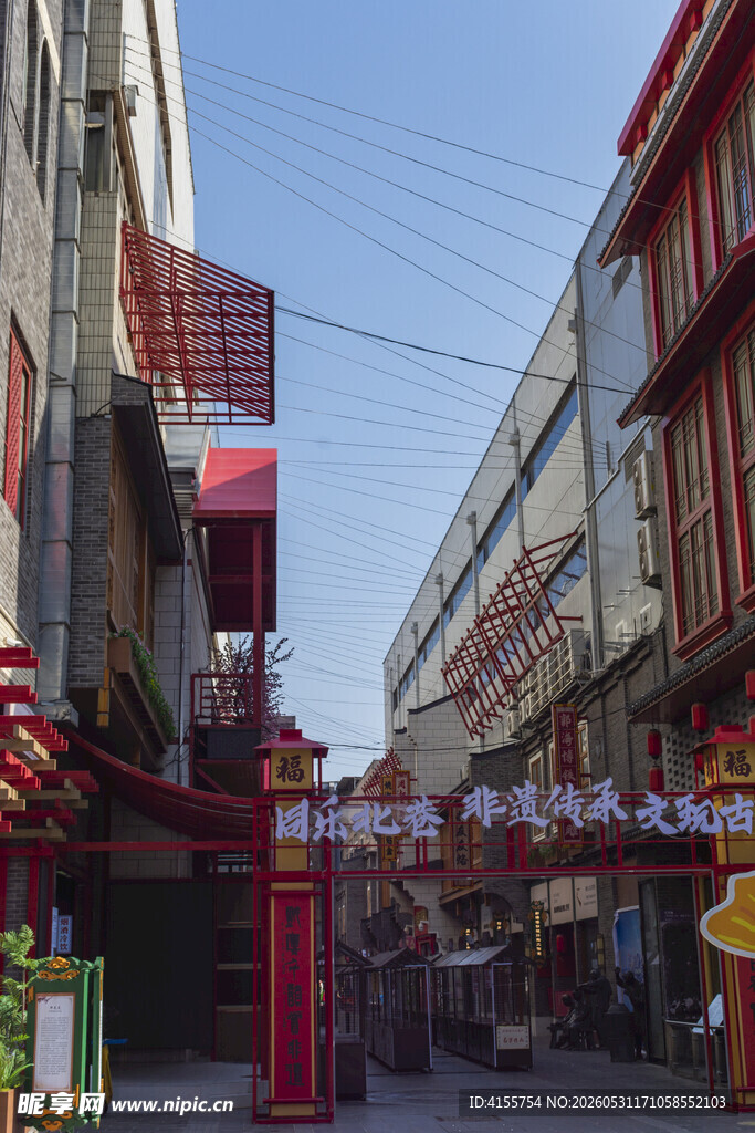 古街中式装饰营造热闹氛围