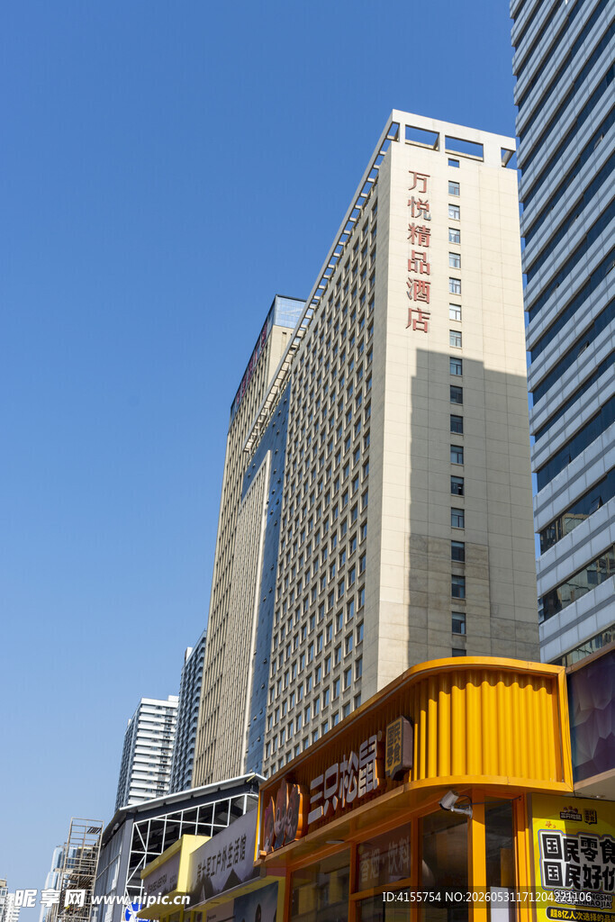 城市高楼旁的黄色建筑