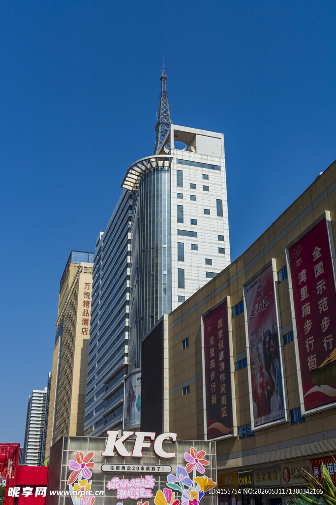 城市街景中的高楼与KFC