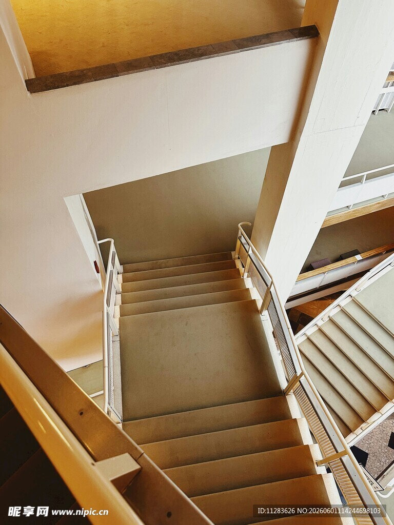 室内木质楼梯