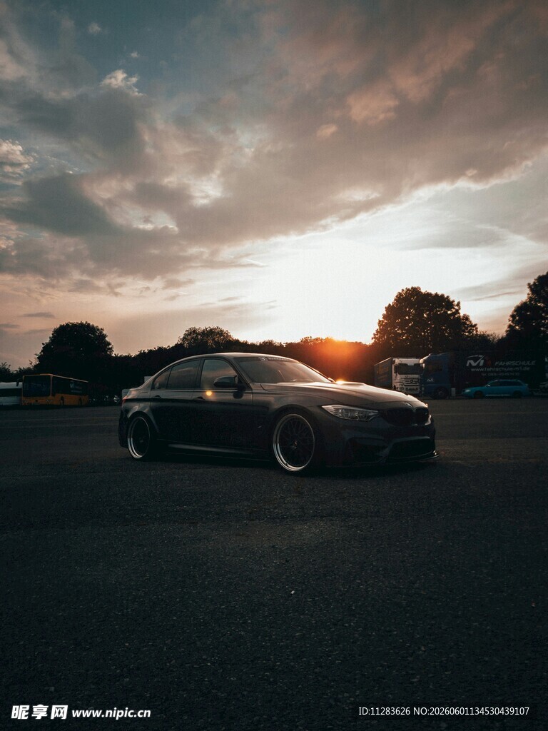 夕阳下的酷炫黑色跑车