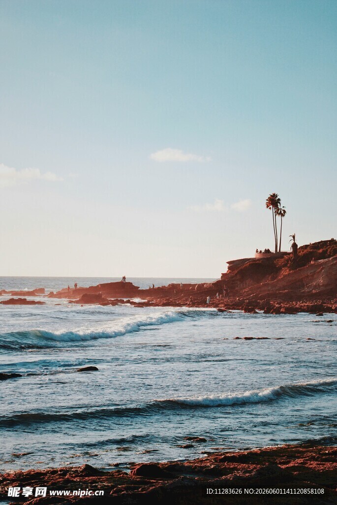 海边风光海浪与灯
