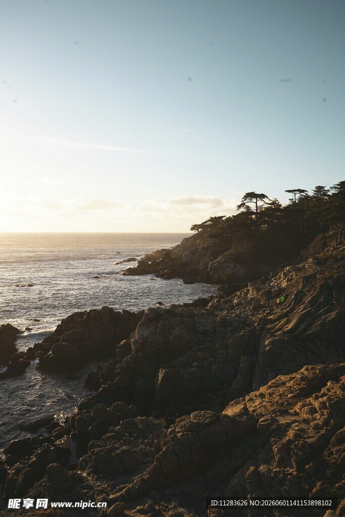 海边黄昏景色岩石