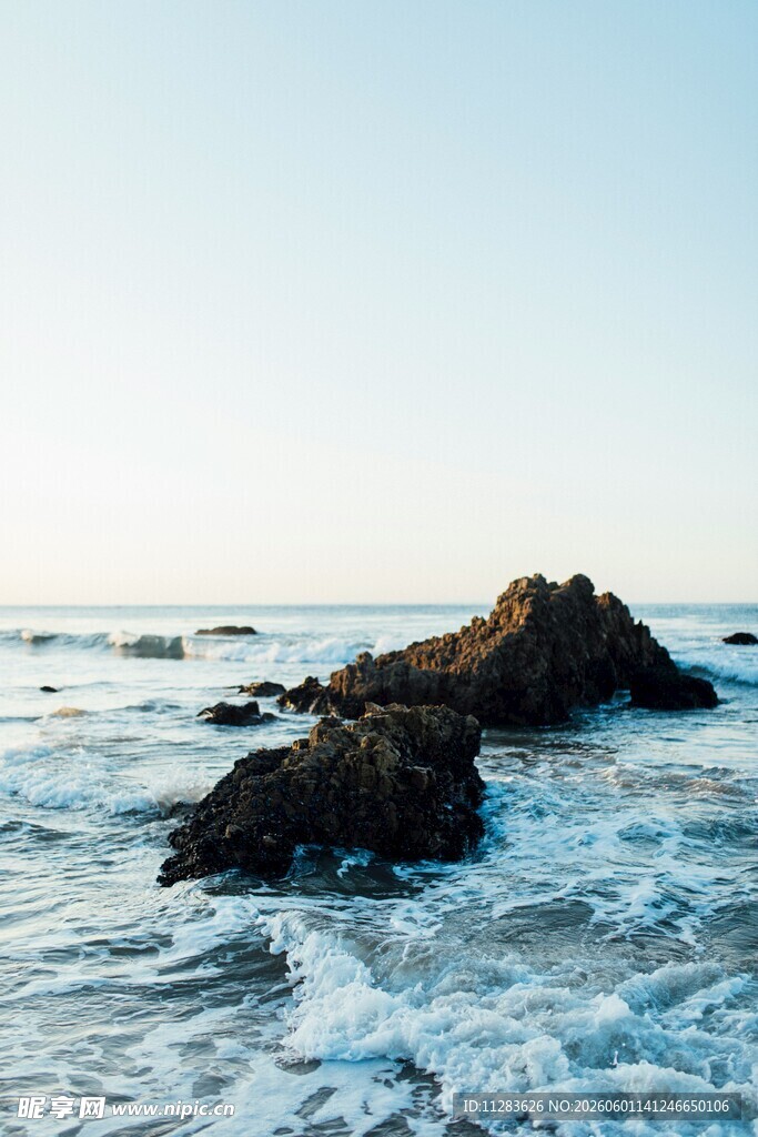 海边礁石海浪