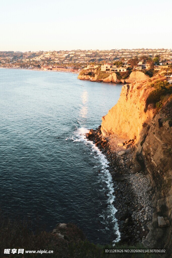 黄昏下的海岸悬崖美景