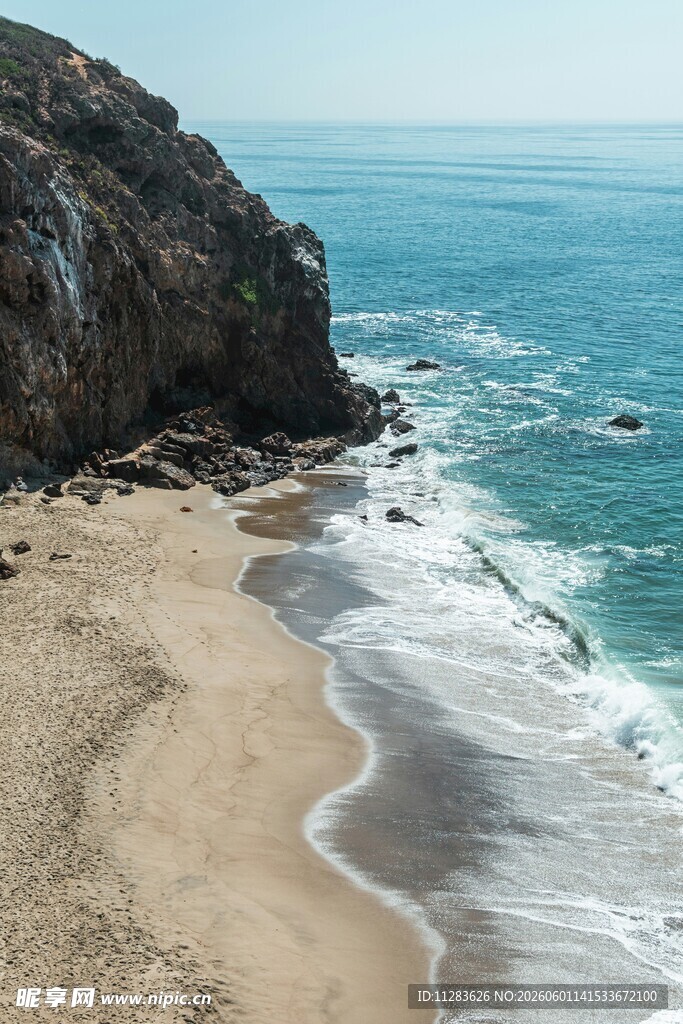 美丽海滨沙滩与海浪景色