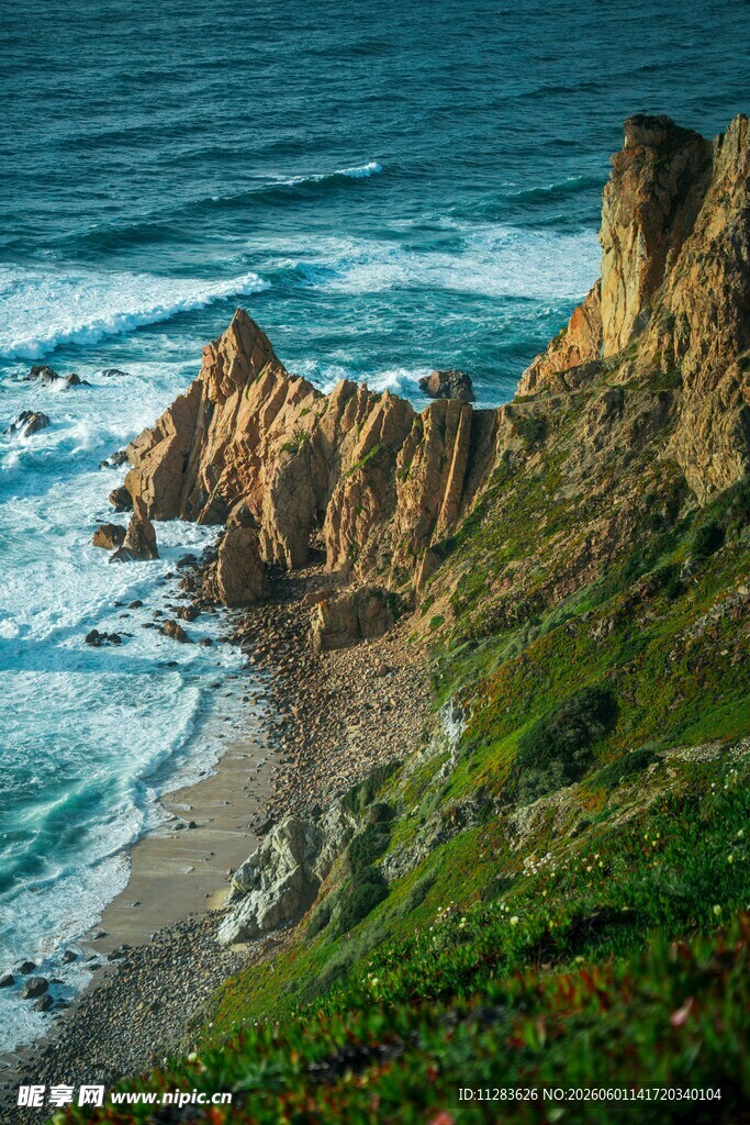 海岸边嶙峋礁石与澎湃海浪