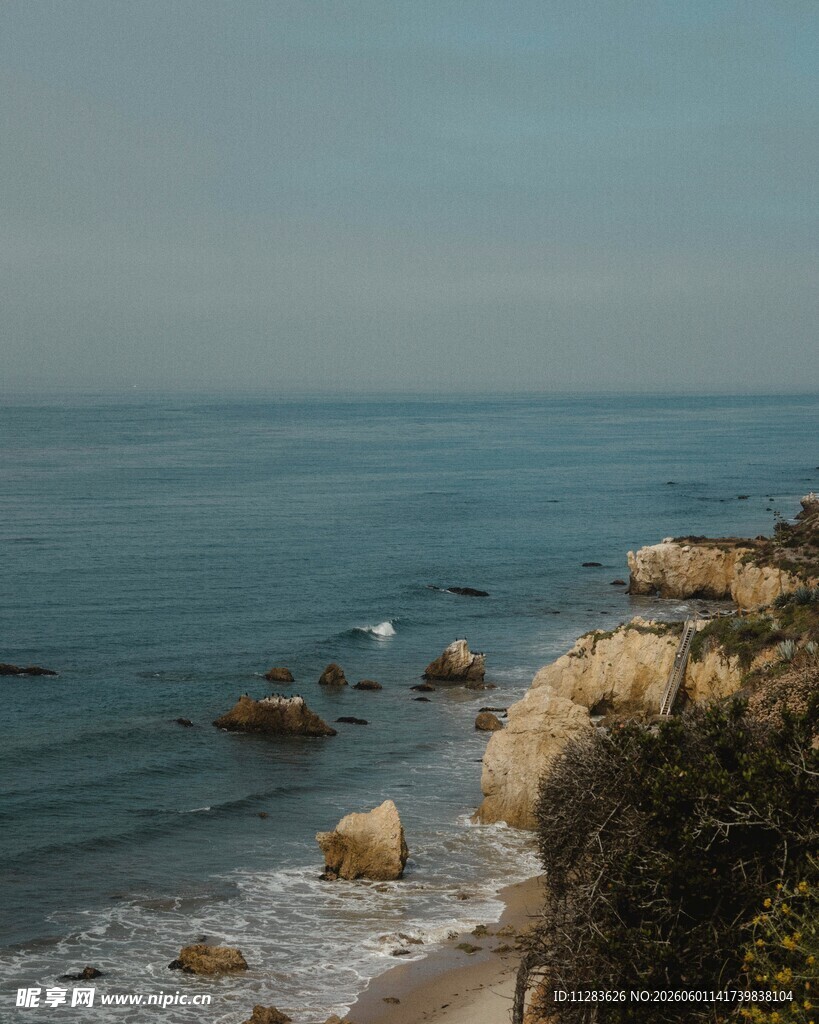 海边礁石景致