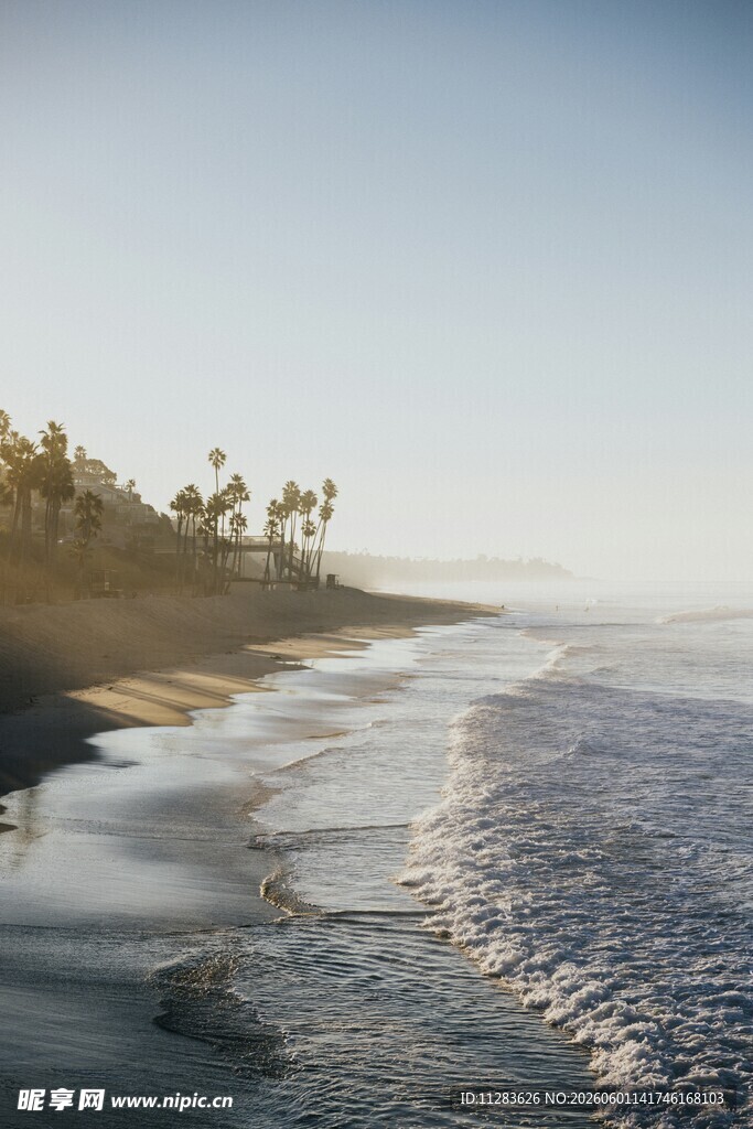 宁静海滩海浪
