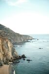 海岸边的壮丽悬崖景观