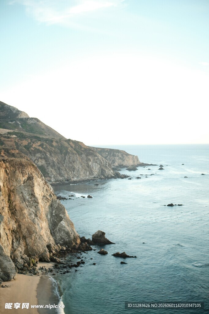 海岸边的壮丽悬崖景观