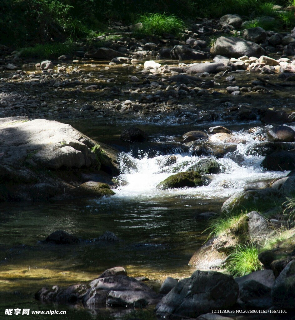 山间溪流潺潺