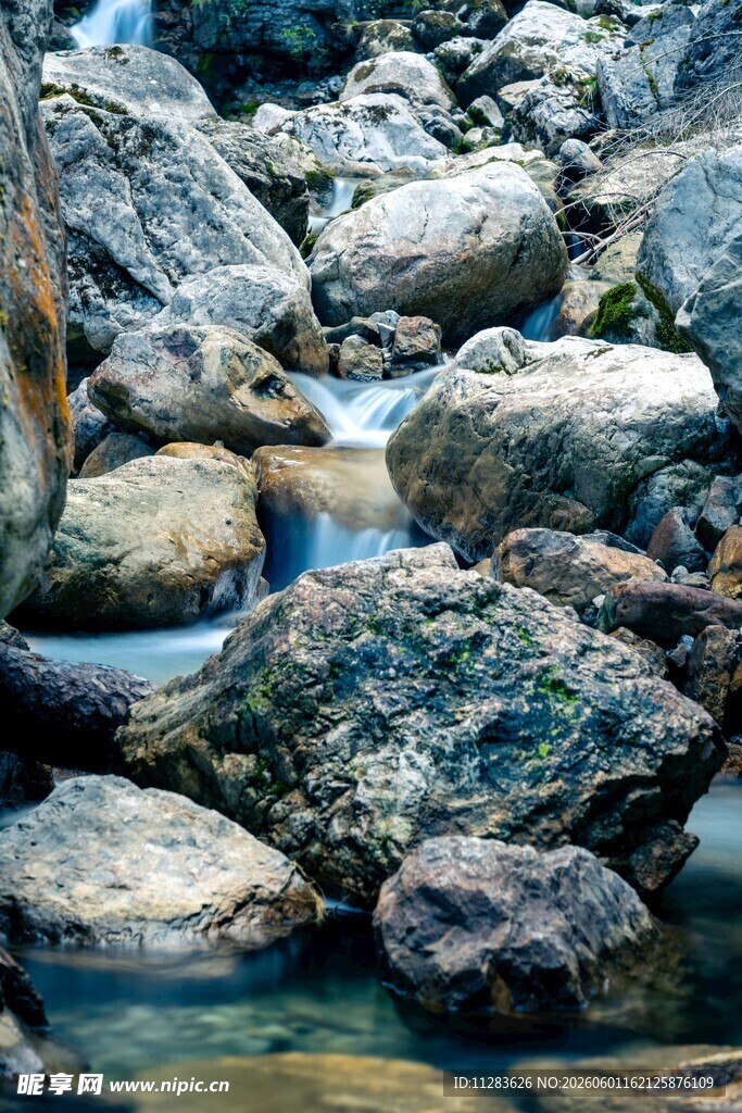 山间溪流穿石而过