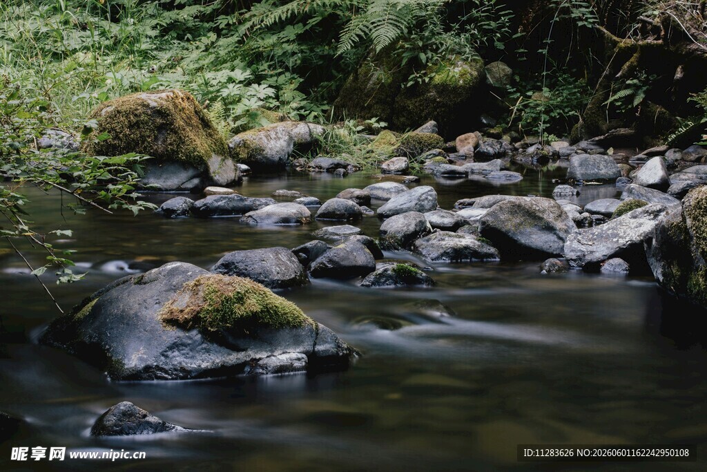 山间溪流与嶙峋怪石