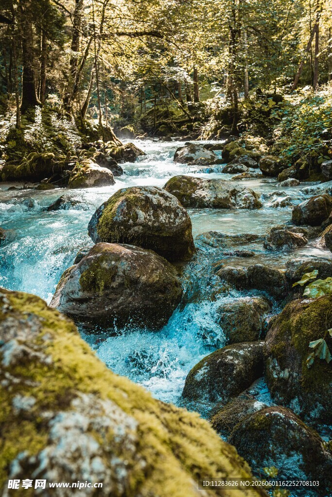 山间溪流与岩石的自然美景