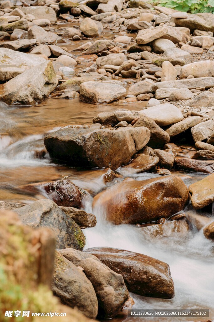 山间溪流中的嶙峋石块
