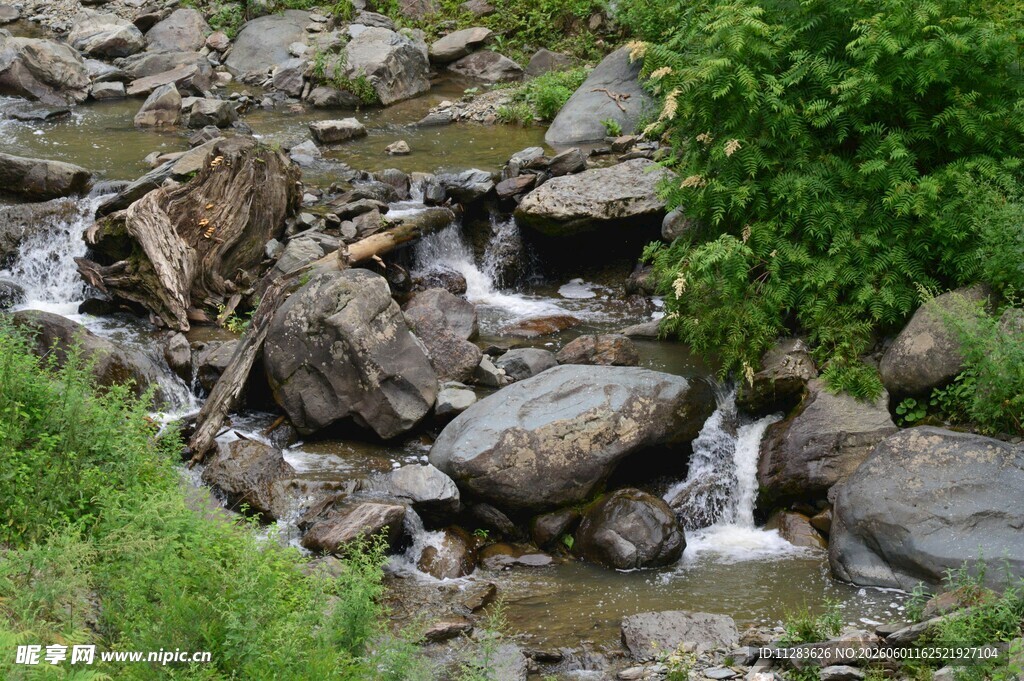 山间溪流与岩石景