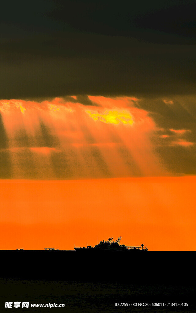 三亚湾夕阳下的光束美景