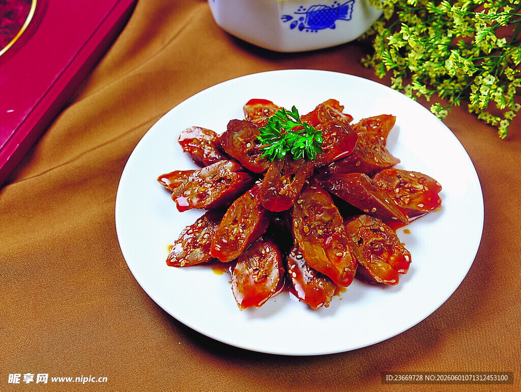 美味酱牛肉摆放在白盘上