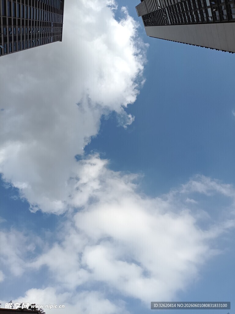 仰望城市上空的蓝天白云