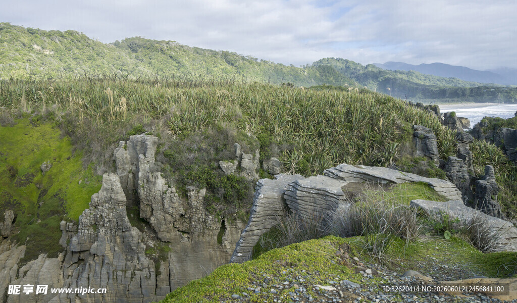 山间嶙峋岩石与葱郁植被