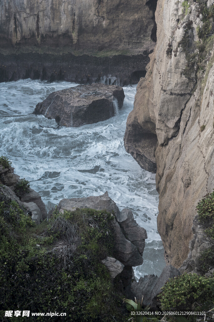 海岸边的礁石与汹涌海浪
