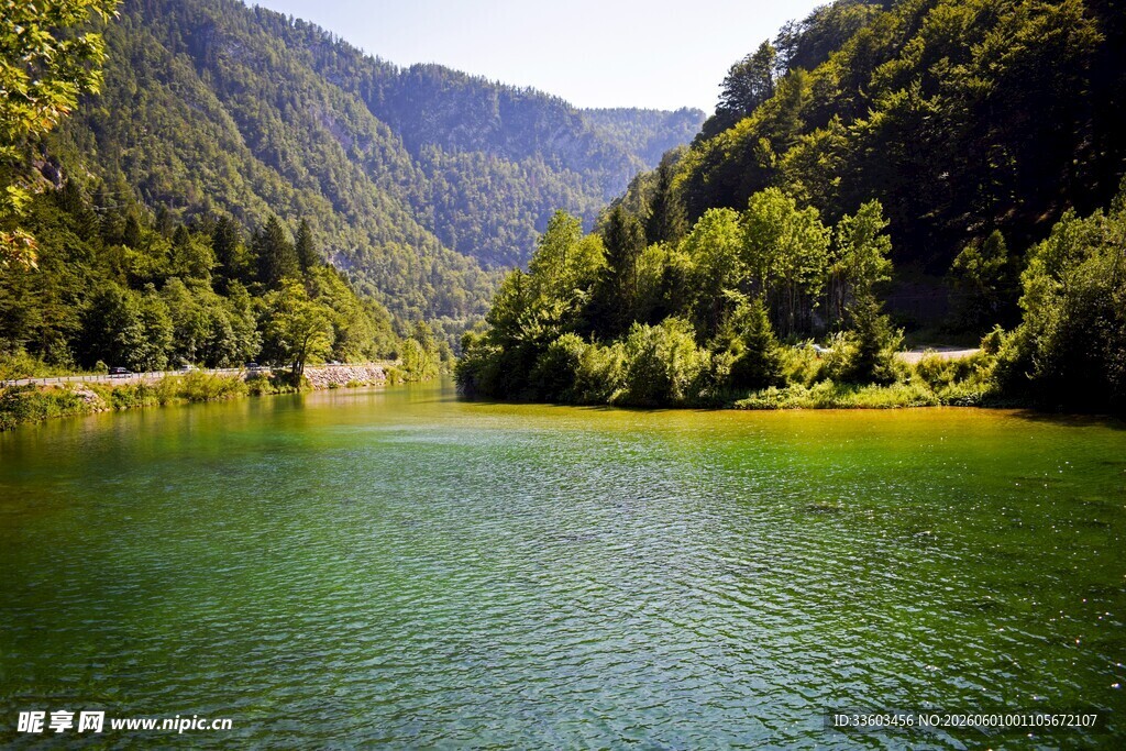 山间碧绿湖水风景如画