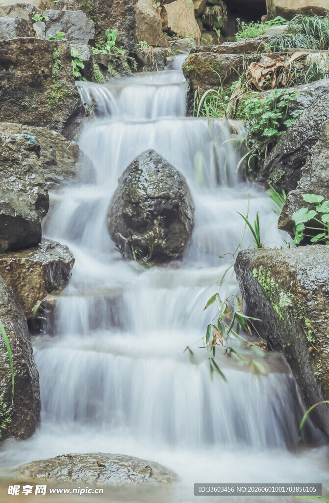 山间溪流小瀑布景致