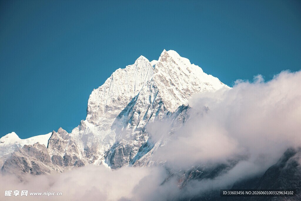 巍峨雪山穿云海