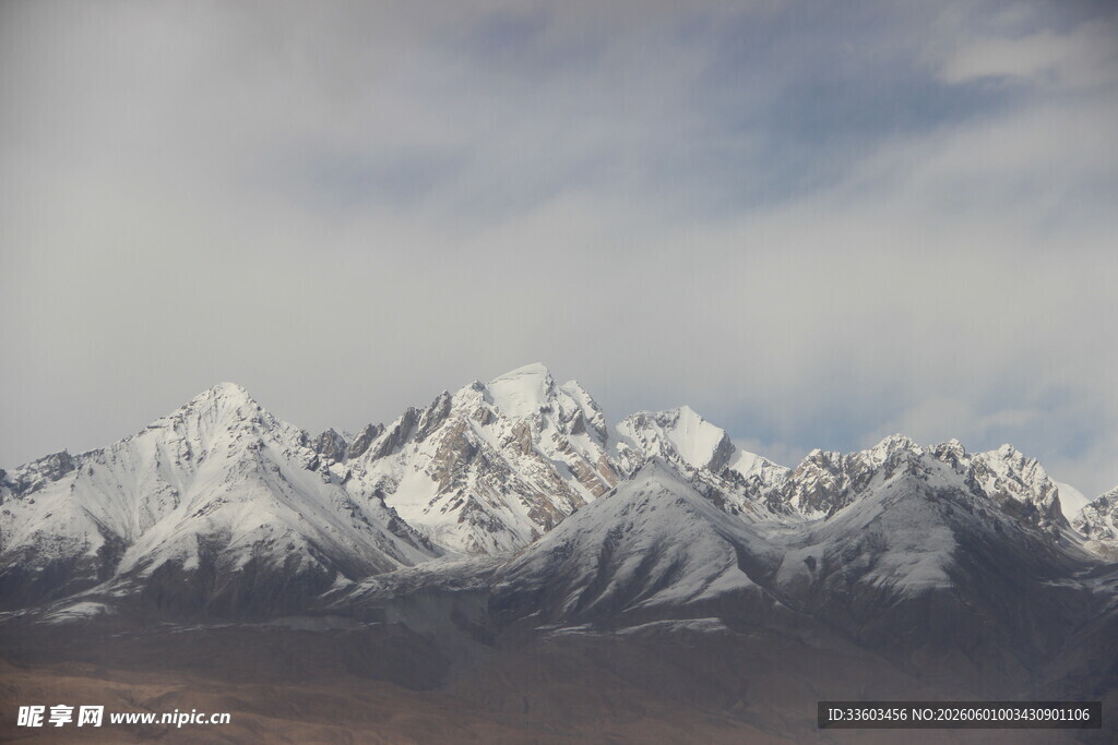 壮丽雪山远景