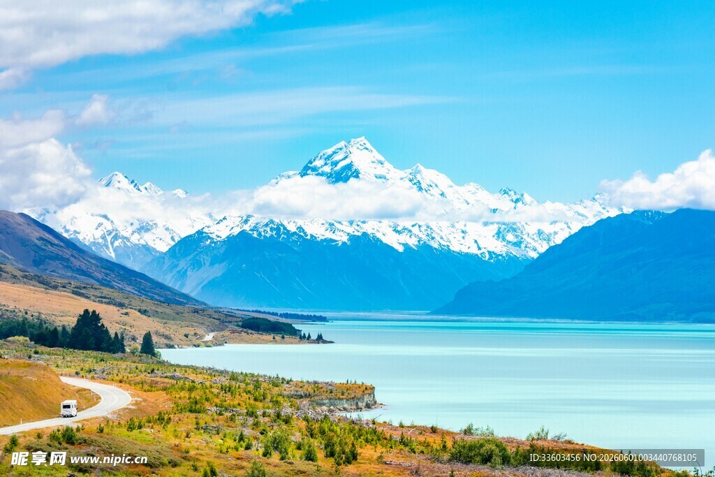 壮丽雪山下的湖畔风光