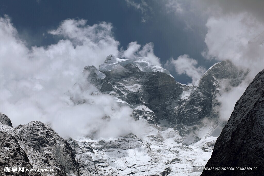 巍峨雪山云雾缭绕之景