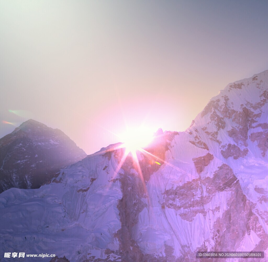 雪山日出壮丽美景