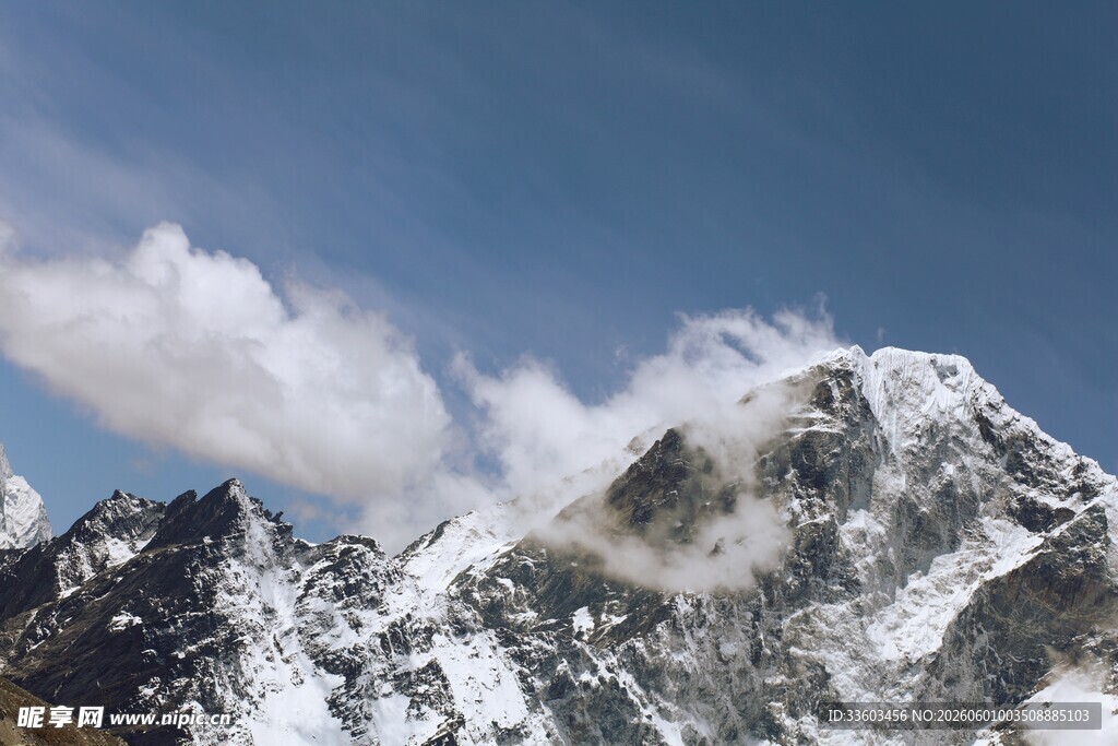 巍峨雪山云雾缭绕之景
