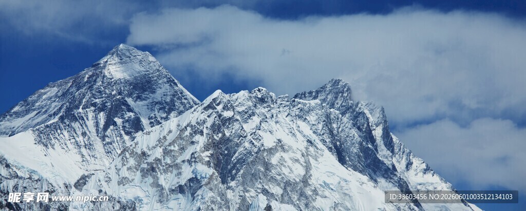 巍峨雪山壮丽景致