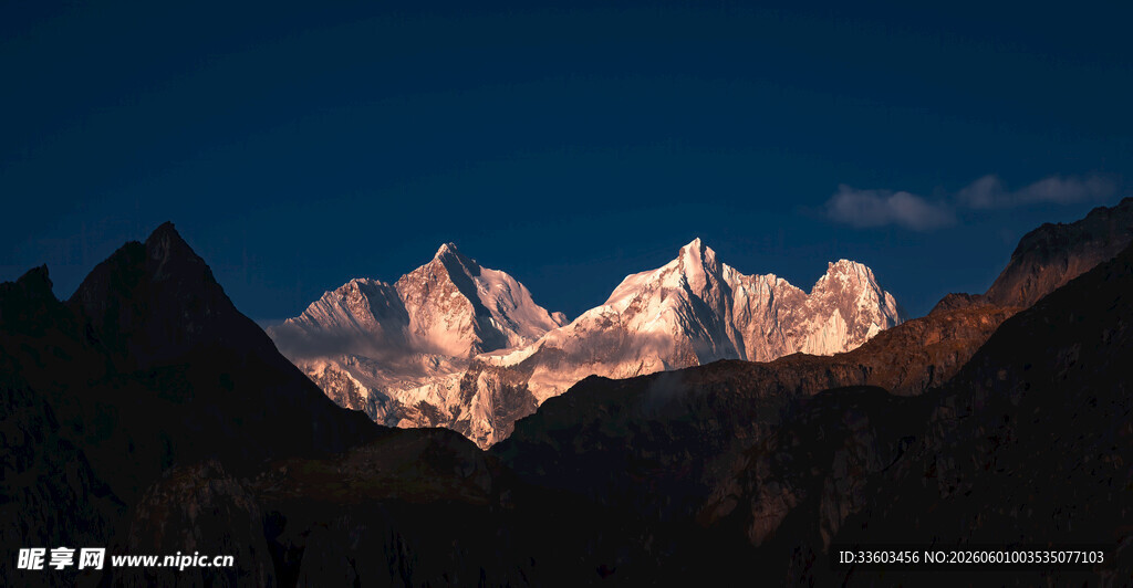 雪山壮丽夜景
