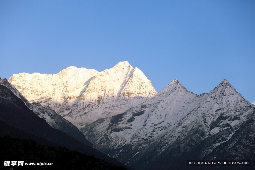 雪山壮丽美景