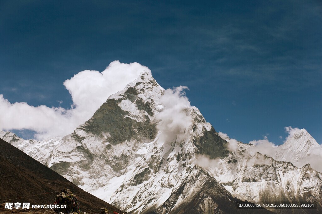 巍峨雪山壮丽景观