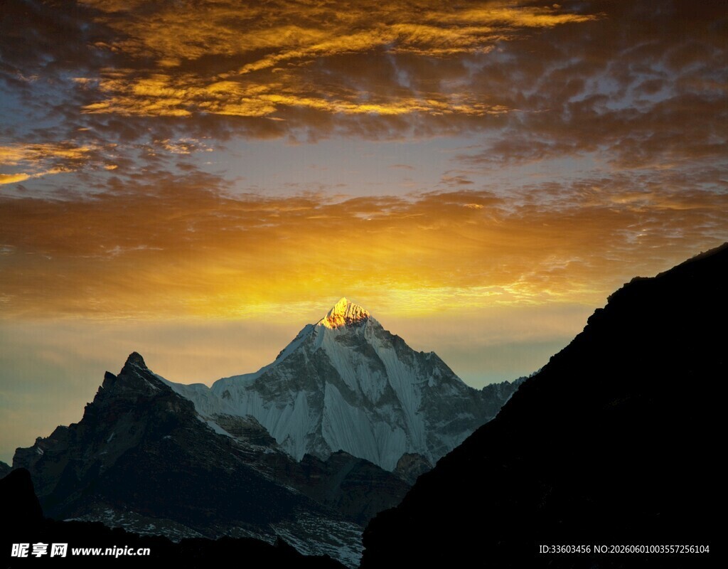 壮丽山巅日落美景