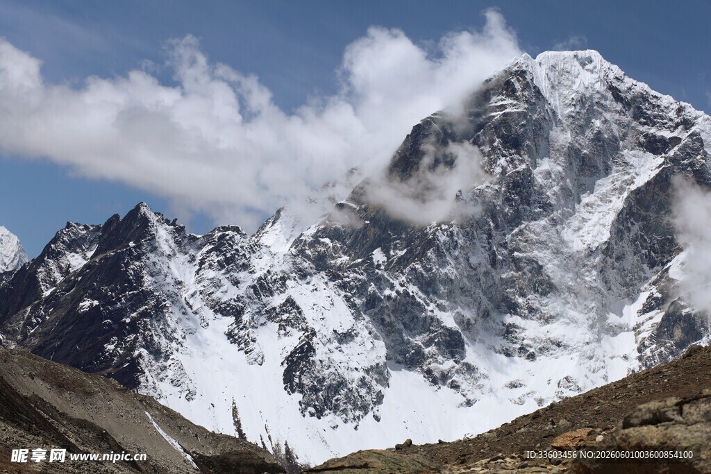 巍峨雪山壮丽景观